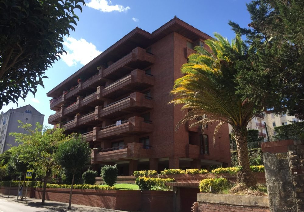 VEINTE VIVIENDAS EN M. PELAYO. CASTRO